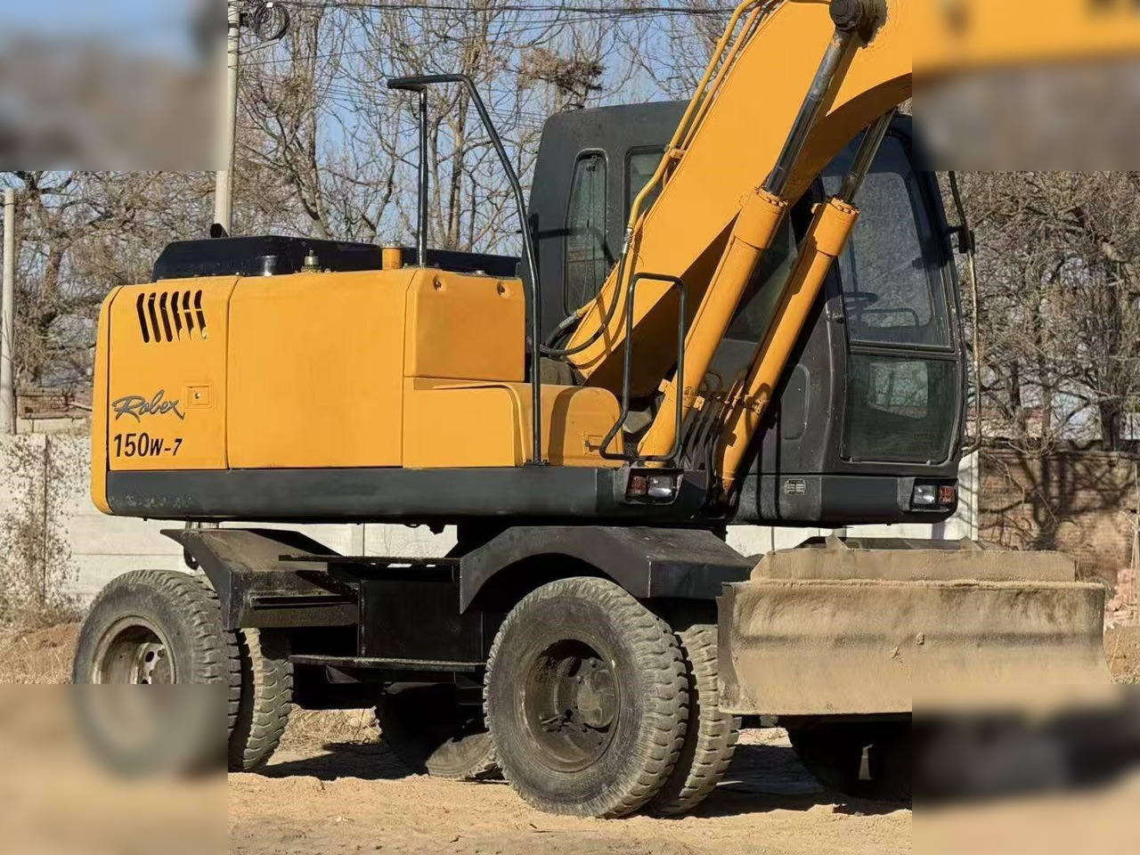 HYUNDAI ROBEX 150W-7A - Gumikerekes kotró: 4 kép. HYUNDAI ROBEX 150W-7A - Gumikerekes kotró: 4 kép.