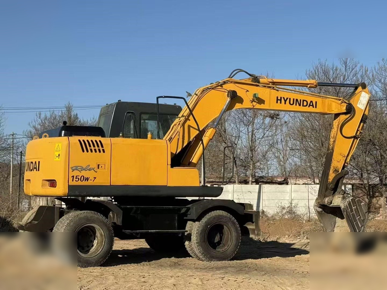 HYUNDAI ROBEX 150W-7A - Gumikerekes kotró: 2 kép. HYUNDAI ROBEX 150W-7A - Gumikerekes kotró: 2 kép.