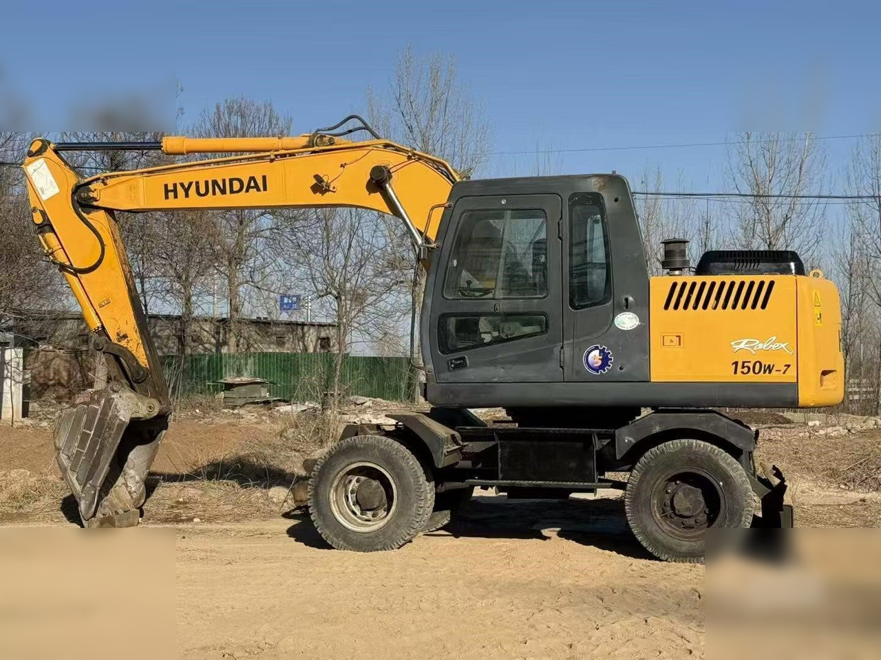 HYUNDAI ROBEX 150W-7A - Gumikerekes kotró: 1 kép. HYUNDAI ROBEX 150W-7A - Gumikerekes kotró: 1 kép.