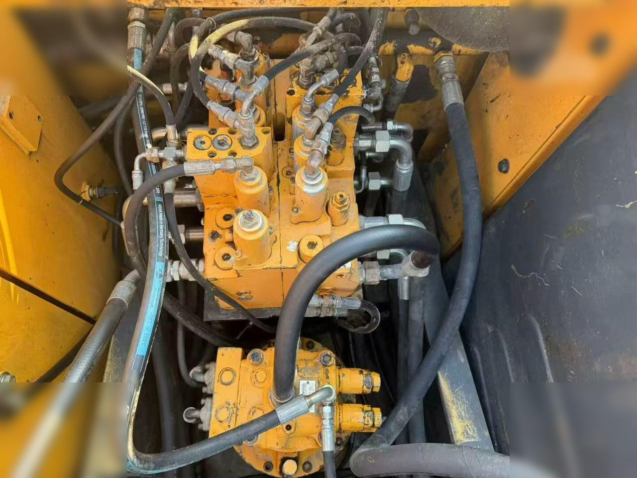 HYUNDAI ROBEX 150W-7A - Gumikerekes kotró: 5 kép. HYUNDAI ROBEX 150W-7A - Gumikerekes kotró: 5 kép.