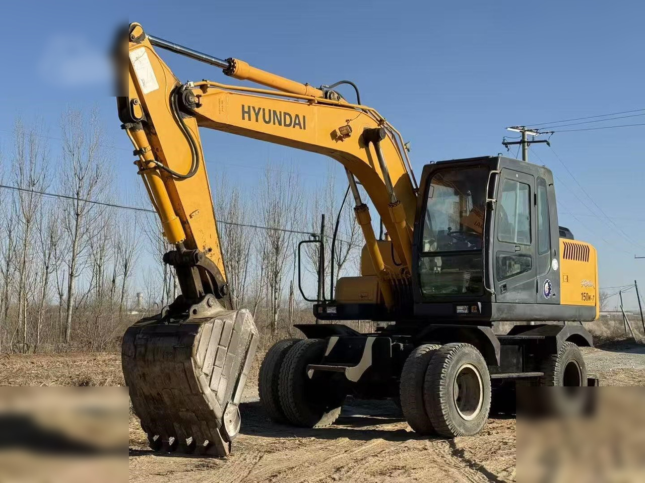 HYUNDAI ROBEX 150W-7A - Gumikerekes kotró: 3 kép. HYUNDAI ROBEX 150W-7A - Gumikerekes kotró: 3 kép.