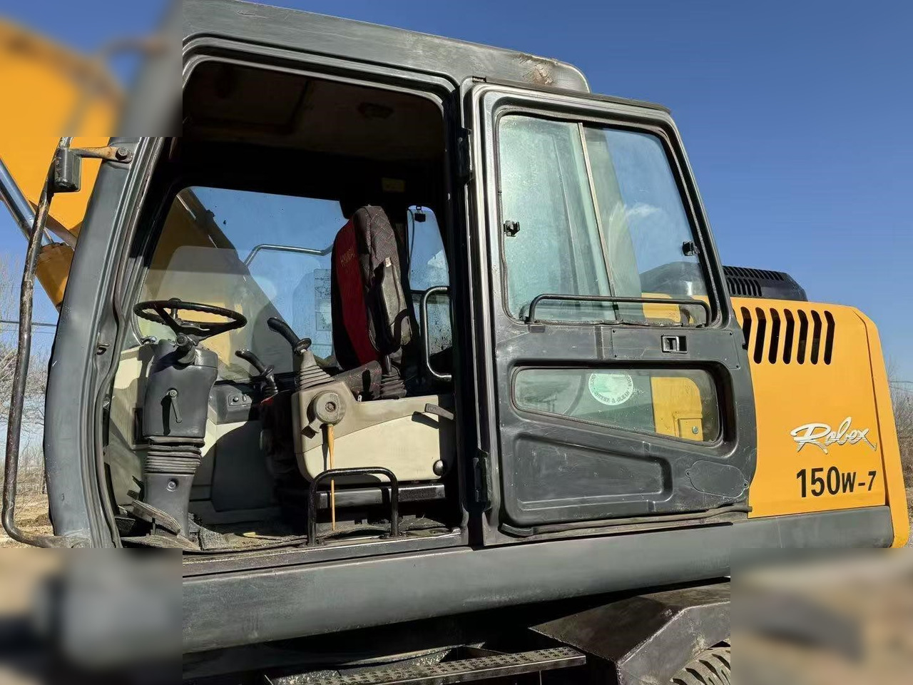 HYUNDAI ROBEX 150W-7A - Gumikerekes kotró: 4 kép. HYUNDAI ROBEX 150W-7A - Gumikerekes kotró: 4 kép.