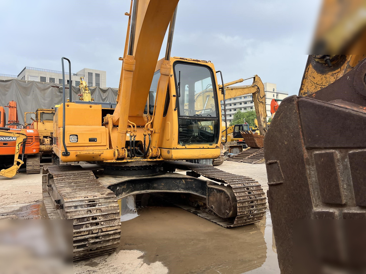 HYUNDAI ROBEX 210 LC-7 - Lánctalpas kotró: 3 kép. HYUNDAI ROBEX 210 LC-7 - Lánctalpas kotró: 3 kép.