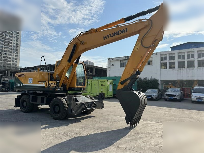 HYUNDAI ROBEX 210W-9 - Gumikerekes kotró: 5 kép. HYUNDAI ROBEX 210W-9 - Gumikerekes kotró: 5 kép.