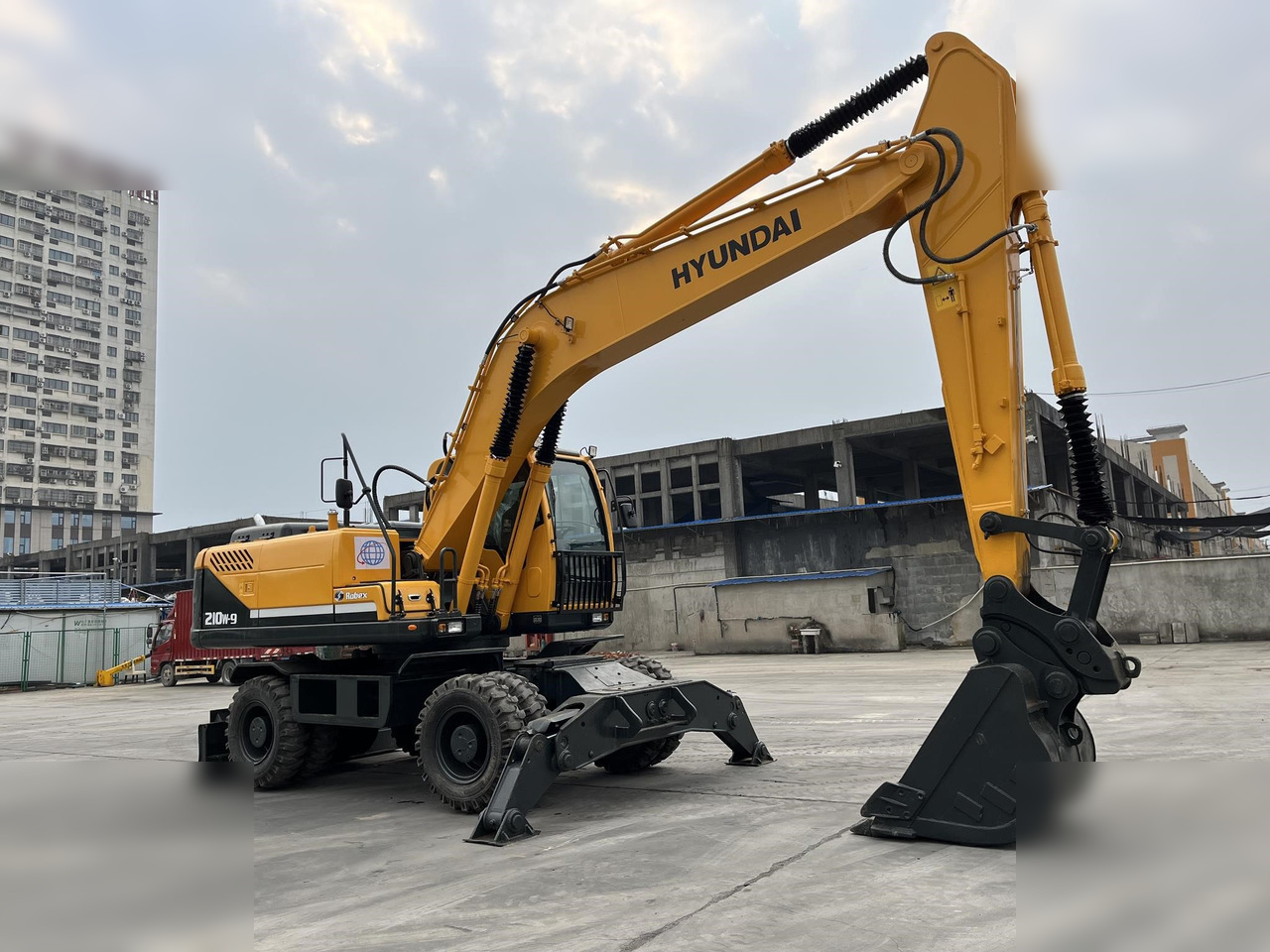 HYUNDAI ROBEX 210W-9 - Gumikerekes kotró: 2 kép. HYUNDAI ROBEX 210W-9 - Gumikerekes kotró: 2 kép.