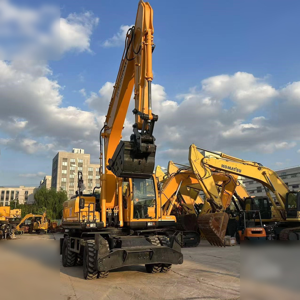 HYUNDAI ROBEX 210W-9 - Gumikerekes kotró: 4 kép. HYUNDAI ROBEX 210W-9 - Gumikerekes kotró: 4 kép.