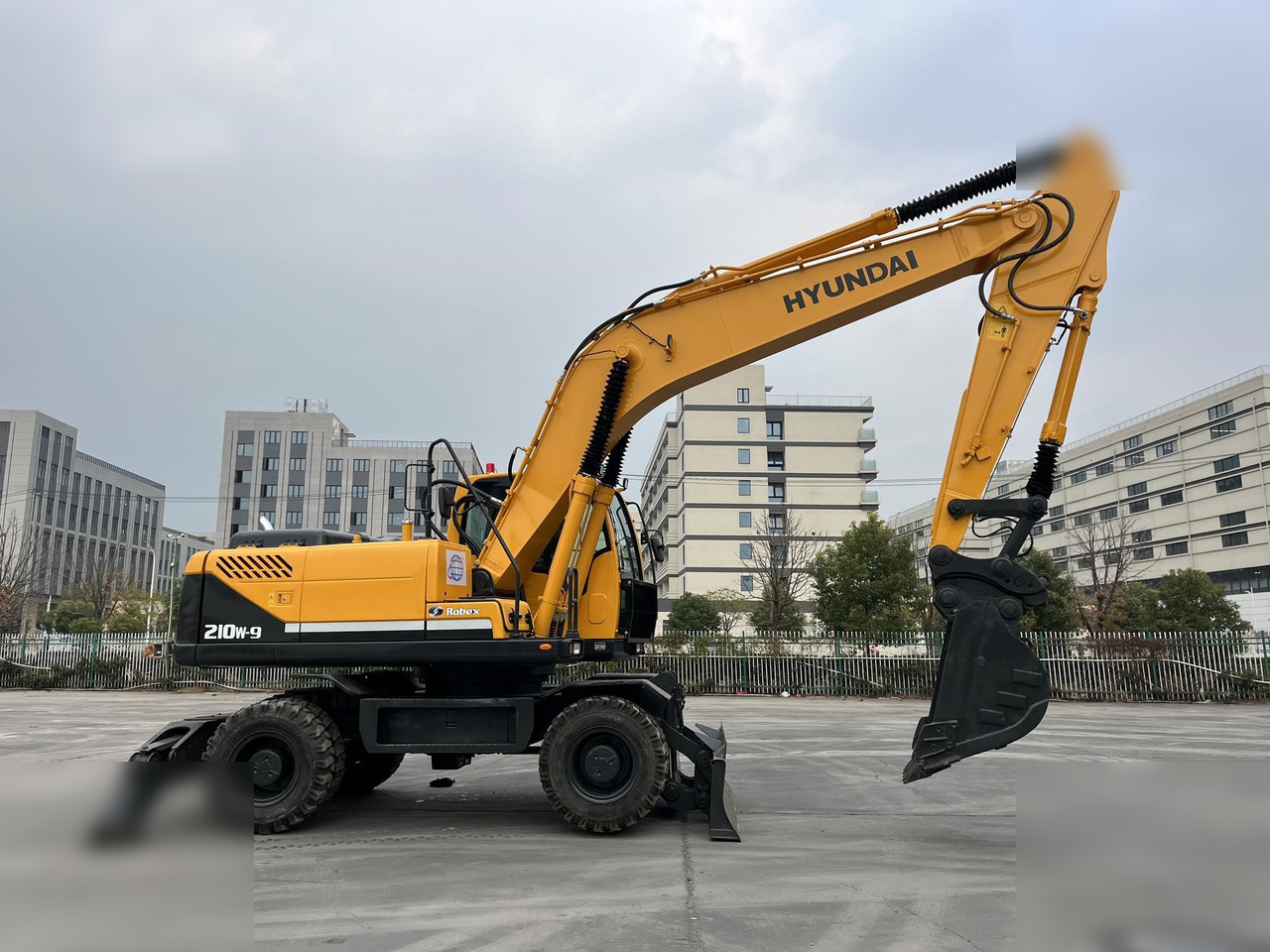 HYUNDAI ROBEX 210W-9 - Gumikerekes kotró: 4 kép. HYUNDAI ROBEX 210W-9 - Gumikerekes kotró: 4 kép.