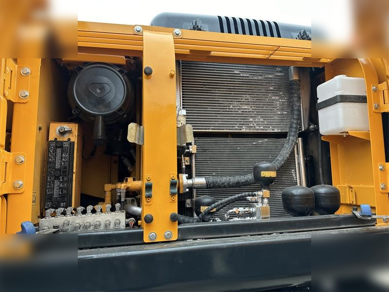 HYUNDAI ROBEX 210W-9 - Gumikerekes kotró: 5 kép. HYUNDAI ROBEX 210W-9 - Gumikerekes kotró: 5 kép.