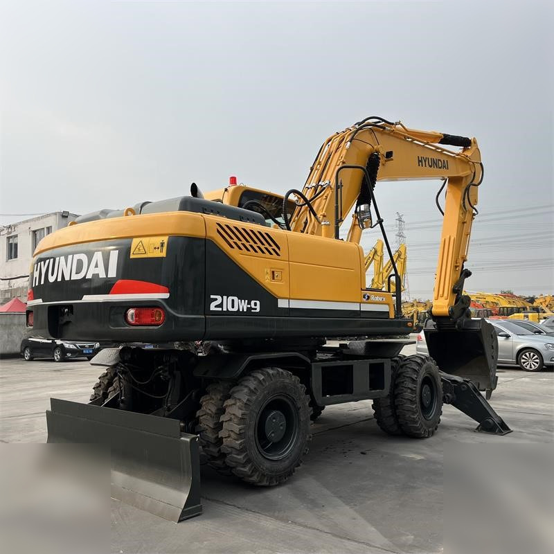 HYUNDAI ROBEX 210W-9 - Gumikerekes kotró: 3 kép. HYUNDAI ROBEX 210W-9 - Gumikerekes kotró: 3 kép.