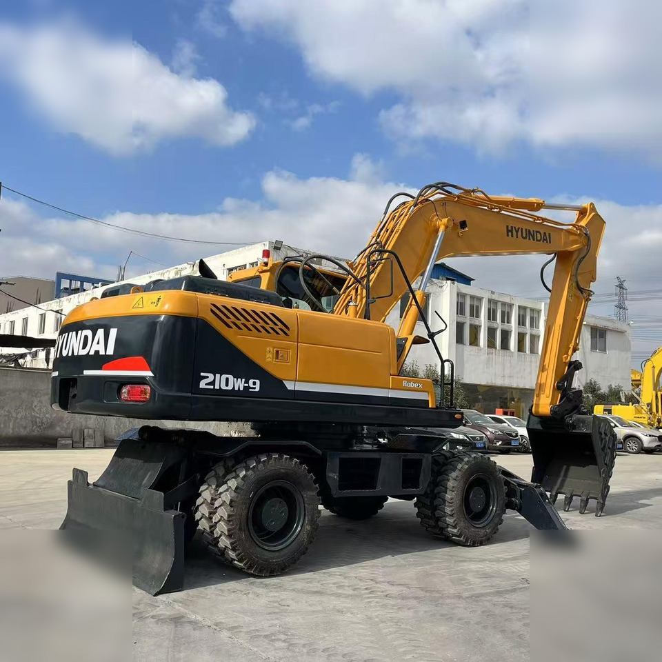 HYUNDAI ROBEX 210W-9 - Gumikerekes kotró: 5 kép. HYUNDAI ROBEX 210W-9 - Gumikerekes kotró: 5 kép.