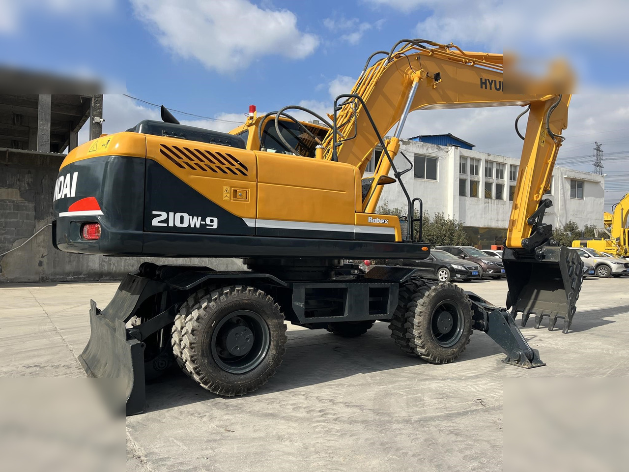 HYUNDAI ROBEX 210W-9 - Gumikerekes kotró: 3 kép. HYUNDAI ROBEX 210W-9 - Gumikerekes kotró: 3 kép.