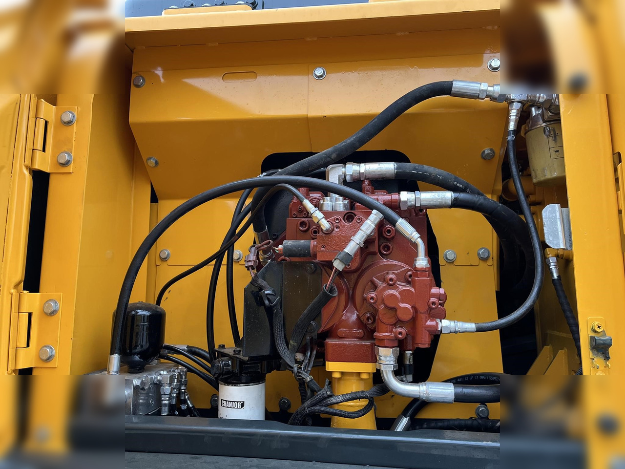 HYUNDAI ROBEX 210W-9 - Gumikerekes kotró: 5 kép. HYUNDAI ROBEX 210W-9 - Gumikerekes kotró: 5 kép.