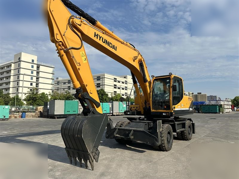 HYUNDAI ROBEX 210W-9 - Gumikerekes kotró: 4 kép. HYUNDAI ROBEX 210W-9 - Gumikerekes kotró: 4 kép.