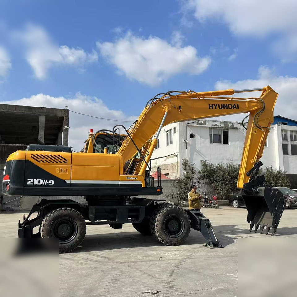 HYUNDAI ROBEX 210W-9 - Gumikerekes kotró: 3 kép. HYUNDAI ROBEX 210W-9 - Gumikerekes kotró: 3 kép.