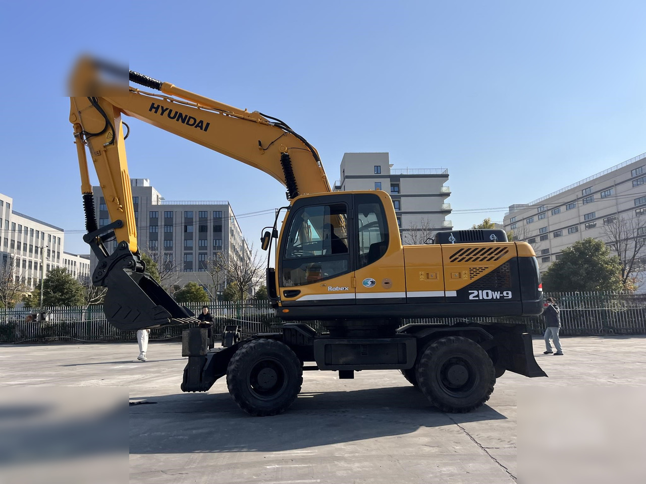HYUNDAI ROBEX 210W-9 - Gumikerekes kotró: 1 kép. HYUNDAI ROBEX 210W-9 - Gumikerekes kotró: 1 kép.