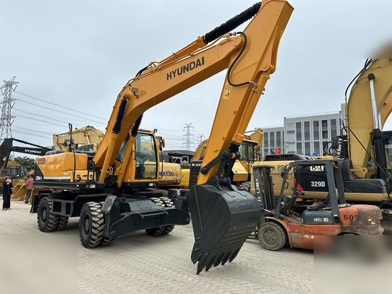 HYUNDAI ROBEX 210W-9 - Gumikerekes kotró: 3 kép. HYUNDAI ROBEX 210W-9 - Gumikerekes kotró: 3 kép.