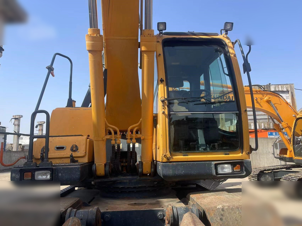 HYUNDAI ROBEX 210W-9 - Gumikerekes kotró: 5 kép. HYUNDAI ROBEX 210W-9 - Gumikerekes kotró: 5 kép.