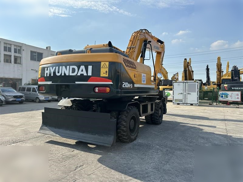 HYUNDAI ROBEX 210W-9 - Gumikerekes kotró: 2 kép. HYUNDAI ROBEX 210W-9 - Gumikerekes kotró: 2 kép.