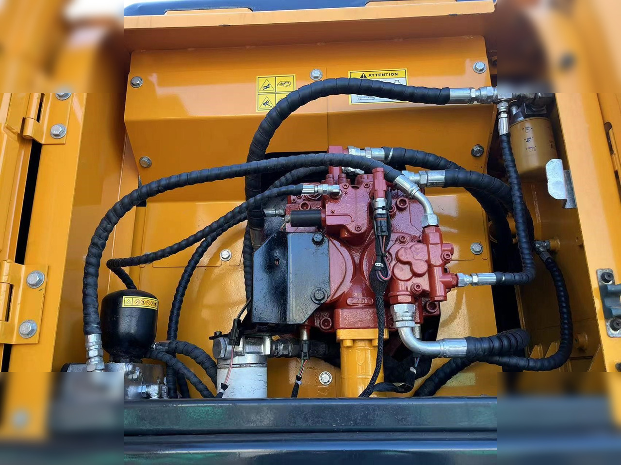 HYUNDAI ROBEX 210W-9 - Gumikerekes kotró: 5 kép. HYUNDAI ROBEX 210W-9 - Gumikerekes kotró: 5 kép.