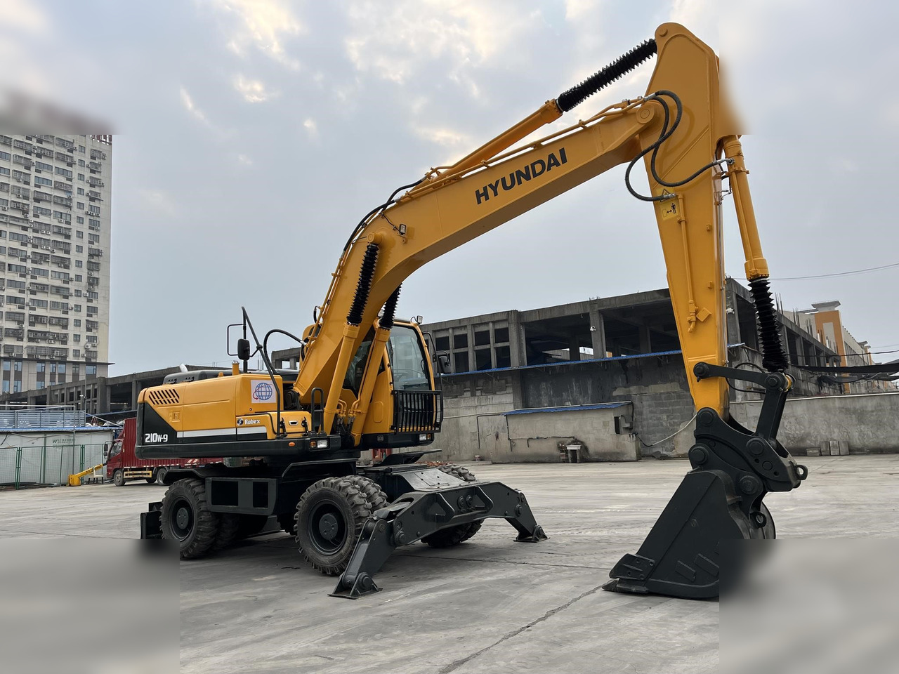 HYUNDAI ROBEX 210W-9 - Gumikerekes kotró: 2 kép. HYUNDAI ROBEX 210W-9 - Gumikerekes kotró: 2 kép.