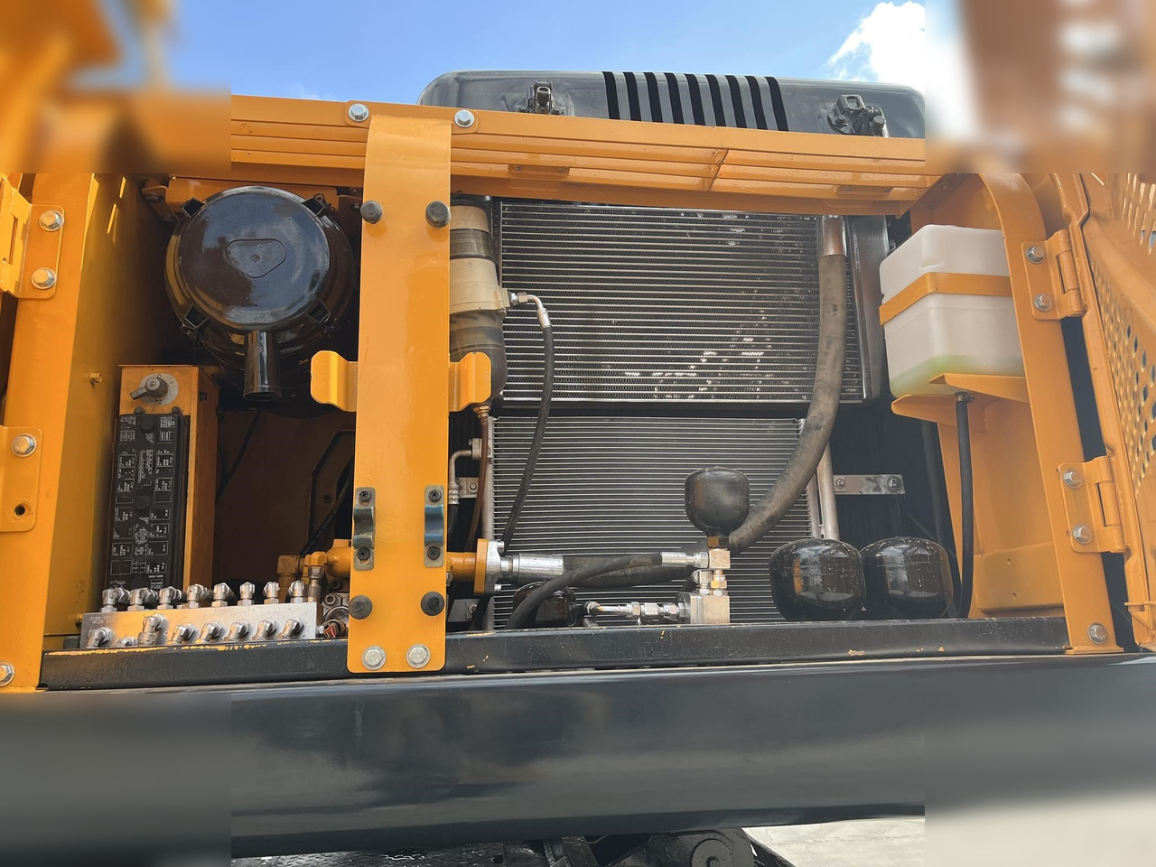 HYUNDAI ROBEX 210W-9 - Gumikerekes kotró: 5 kép. HYUNDAI ROBEX 210W-9 - Gumikerekes kotró: 5 kép.