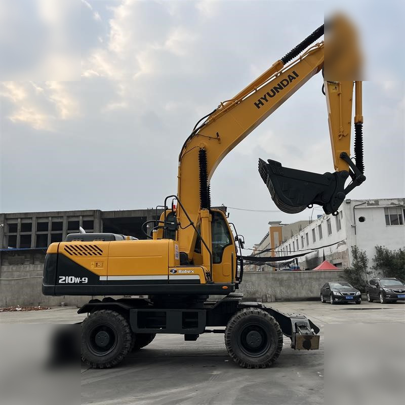 HYUNDAI ROBEX 210W-9 - Gumikerekes kotró: 2 kép. HYUNDAI ROBEX 210W-9 - Gumikerekes kotró: 2 kép.