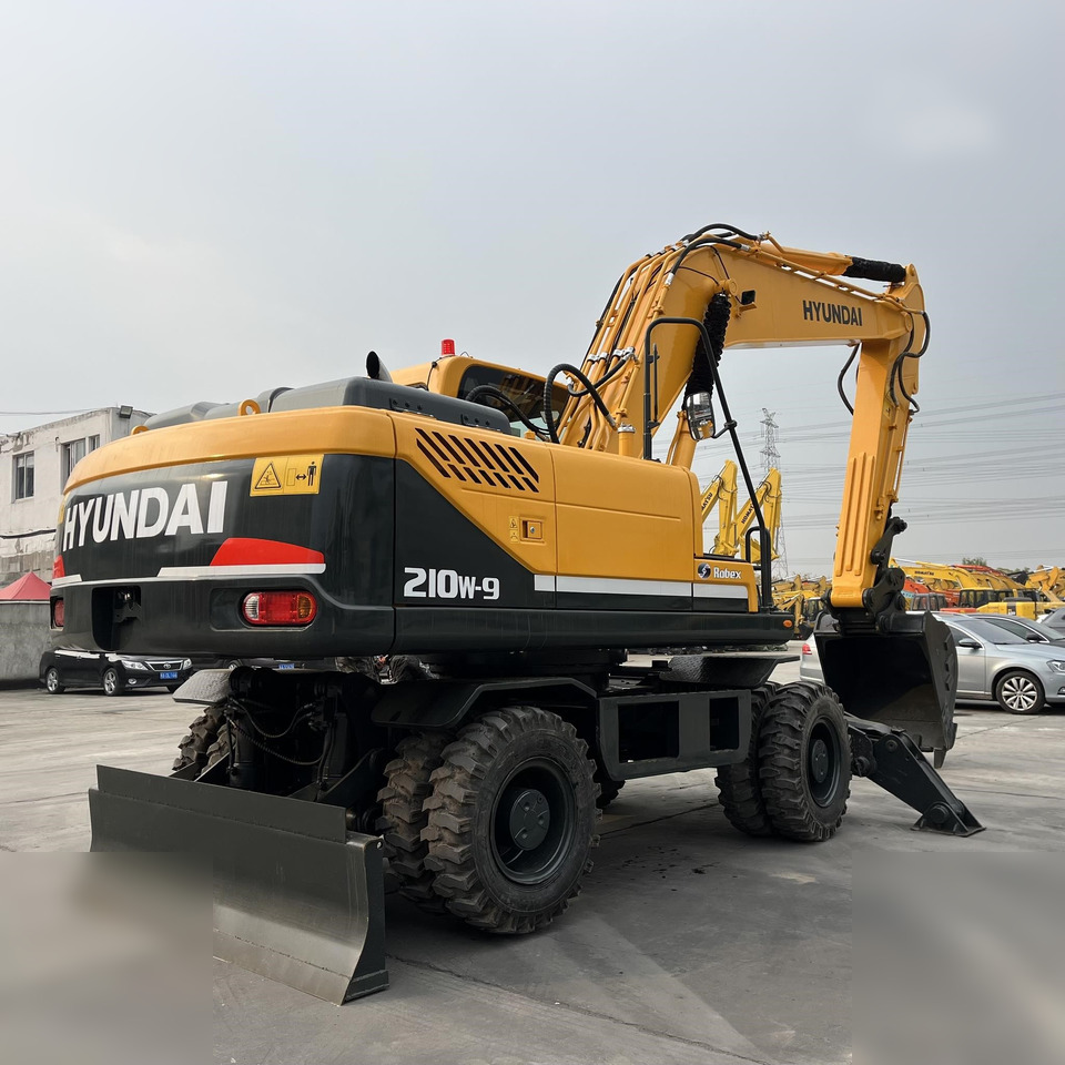 HYUNDAI ROBEX 210W-9 - Gumikerekes kotró: 3 kép. HYUNDAI ROBEX 210W-9 - Gumikerekes kotró: 3 kép.