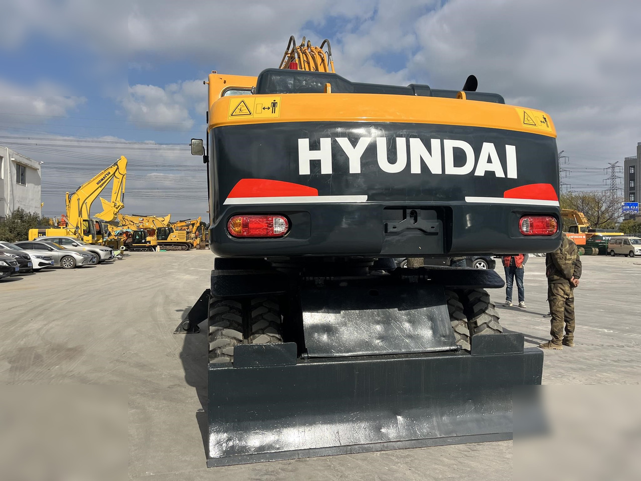 HYUNDAI ROBEX 210W-9 - Gumikerekes kotró: 4 kép. HYUNDAI ROBEX 210W-9 - Gumikerekes kotró: 4 kép.