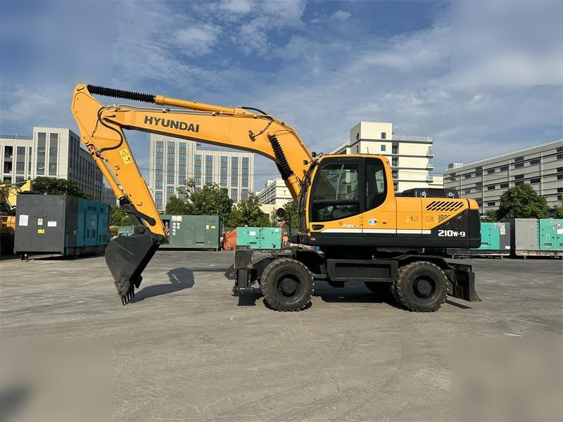 HYUNDAI ROBEX 210W-9 - Gumikerekes kotró: 1 kép. HYUNDAI ROBEX 210W-9 - Gumikerekes kotró: 1 kép.