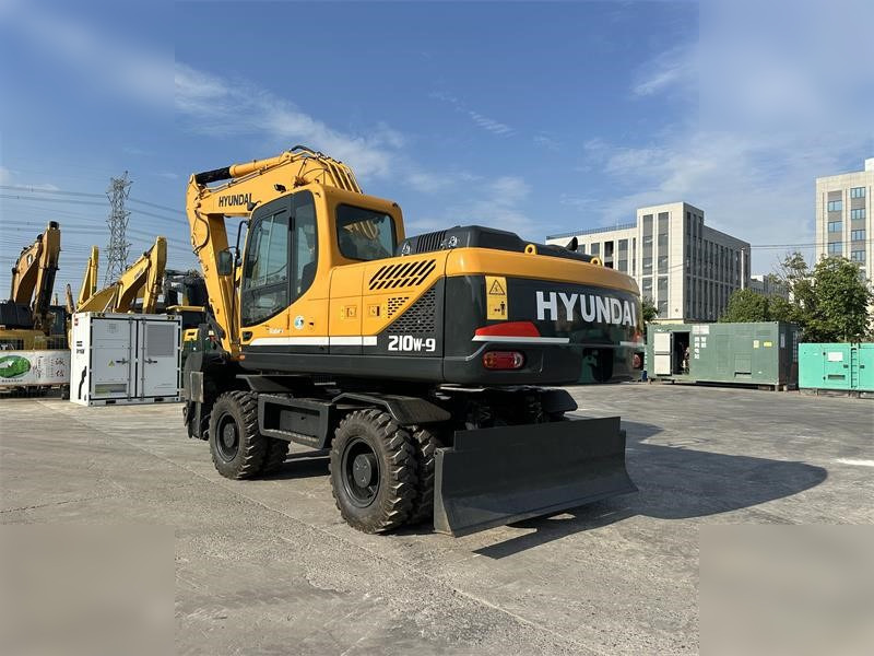 HYUNDAI ROBEX 210W-9 - Gumikerekes kotró: 3 kép. HYUNDAI ROBEX 210W-9 - Gumikerekes kotró: 3 kép.