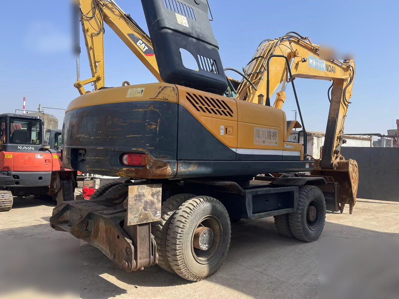 HYUNDAI ROBEX 210W-9 - Gumikerekes kotró: 3 kép. HYUNDAI ROBEX 210W-9 - Gumikerekes kotró: 3 kép.