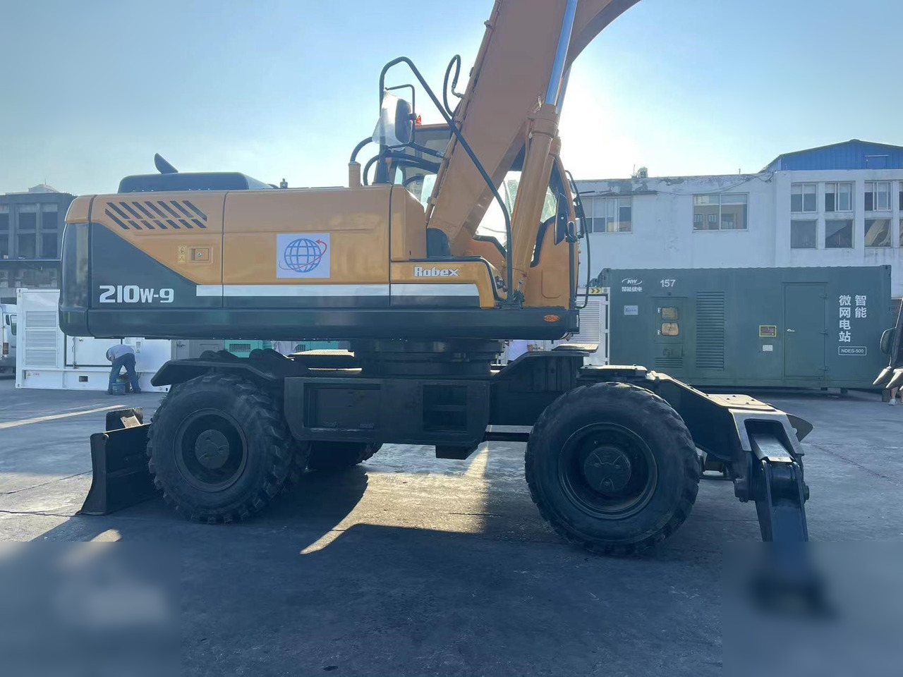 HYUNDAI ROBEX 210W-9 - Gumikerekes kotró: 5 kép. HYUNDAI ROBEX 210W-9 - Gumikerekes kotró: 5 kép.