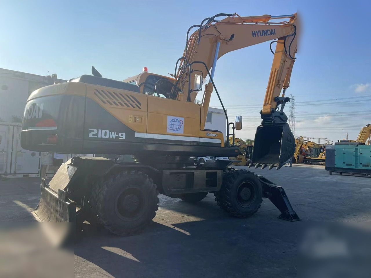 HYUNDAI ROBEX 210W-9 - Gumikerekes kotró: 2 kép. HYUNDAI ROBEX 210W-9 - Gumikerekes kotró: 2 kép.