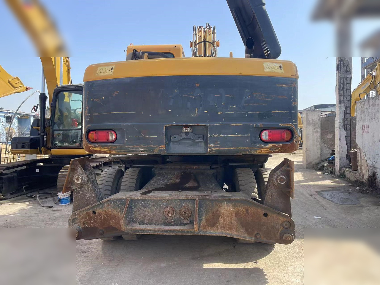 HYUNDAI ROBEX 210W-9 - Gumikerekes kotró: 4 kép. HYUNDAI ROBEX 210W-9 - Gumikerekes kotró: 4 kép.