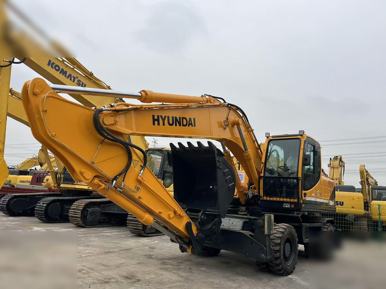 HYUNDAI ROBEX 210W-9S - Gumikerekes kotró: 4 kép. HYUNDAI ROBEX 210W-9S - Gumikerekes kotró: 4 kép.