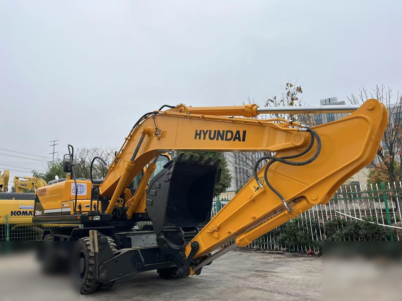 HYUNDAI ROBEX 210W-9S - Gumikerekes kotró: 3 kép. HYUNDAI ROBEX 210W-9S - Gumikerekes kotró: 3 kép.