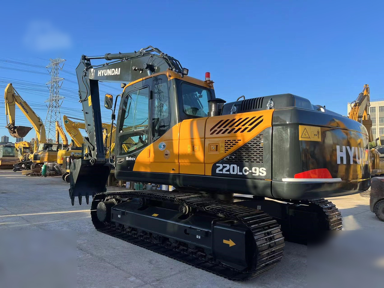 HYUNDAI ROBEX 220 LC-9S - Lánctalpas kotró: 2 kép. HYUNDAI ROBEX 220 LC-9S - Lánctalpas kotró: 2 kép.