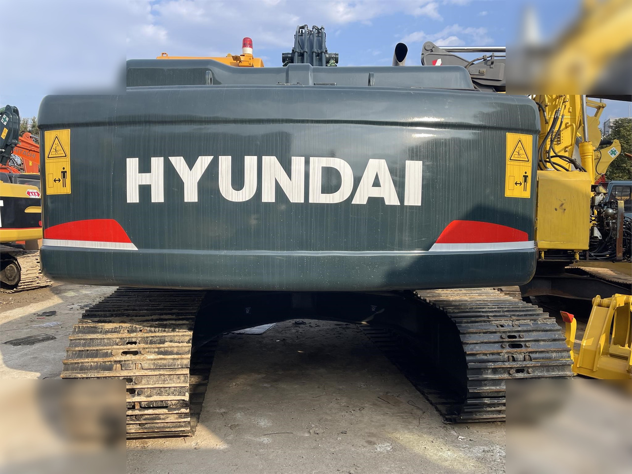 HYUNDAI ROBEX 220 LC-9S - Lánctalpas kotró: 2 kép. HYUNDAI ROBEX 220 LC-9S - Lánctalpas kotró: 2 kép.