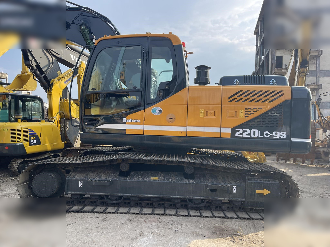 HYUNDAI ROBEX 220 LC-9S - Lánctalpas kotró: 4 kép. HYUNDAI ROBEX 220 LC-9S - Lánctalpas kotró: 4 kép.