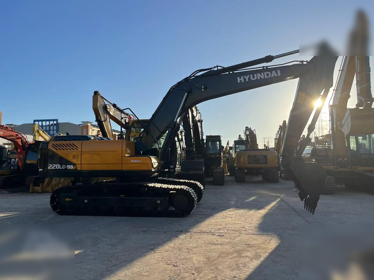 HYUNDAI ROBEX 220 LC-9S - Lánctalpas kotró: 1 kép. HYUNDAI ROBEX 220 LC-9S - Lánctalpas kotró: 1 kép.