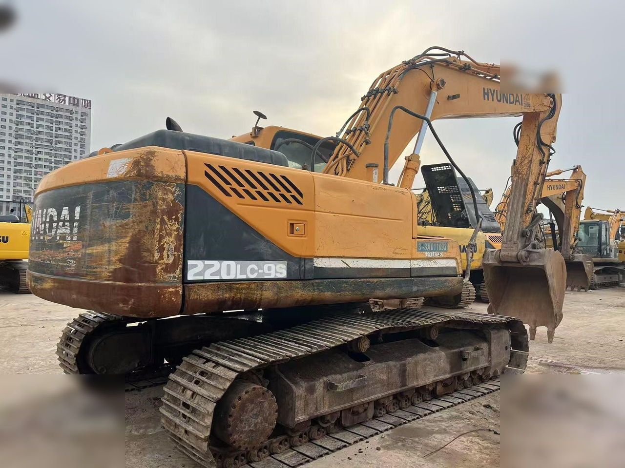 HYUNDAI ROBEX 220 LC-9S - Lánctalpas kotró: 2 kép. HYUNDAI ROBEX 220 LC-9S - Lánctalpas kotró: 2 kép.