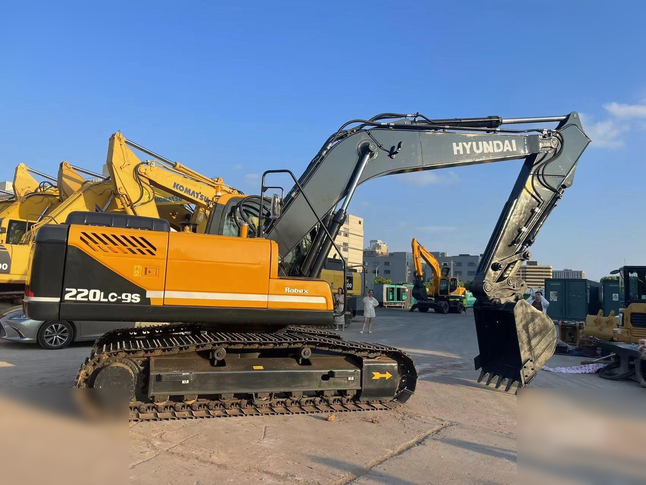 HYUNDAI ROBEX 220 LC-9S - Lánctalpas kotró: 2 kép. HYUNDAI ROBEX 220 LC-9S - Lánctalpas kotró: 2 kép.