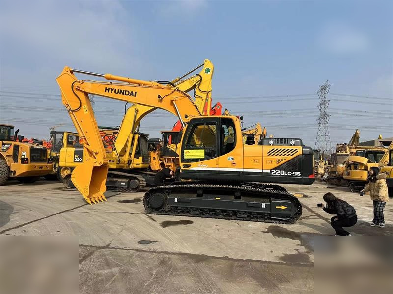 HYUNDAI ROBEX 220 LC-9S - Lánctalpas kotró: 2 kép. HYUNDAI ROBEX 220 LC-9S - Lánctalpas kotró: 2 kép.