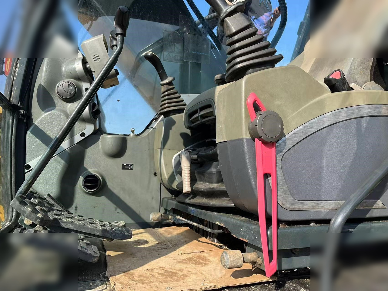 HYUNDAI ROBEX 220 LC-9S - Lánctalpas kotró: 4 kép. HYUNDAI ROBEX 220 LC-9S - Lánctalpas kotró: 4 kép.