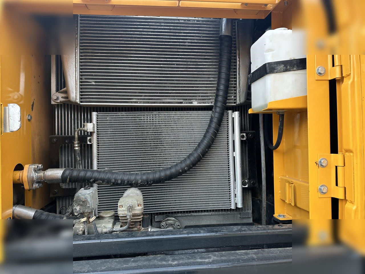 HYUNDAI ROBEX 220 LC-9S - Lánctalpas kotró: 5 kép. HYUNDAI ROBEX 220 LC-9S - Lánctalpas kotró: 5 kép.