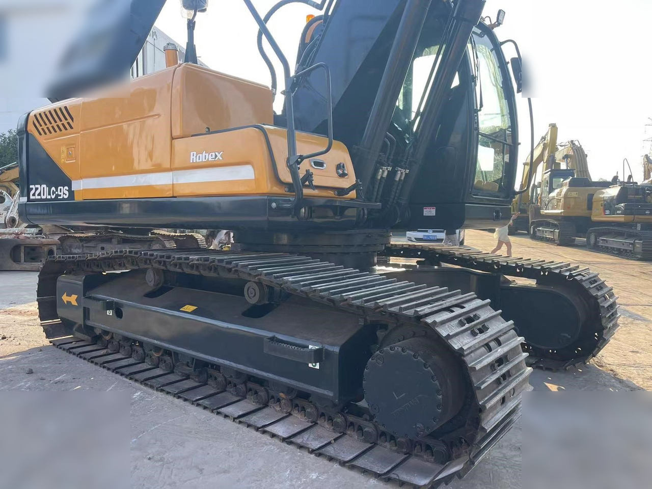 HYUNDAI ROBEX 220 LC-9S - Lánctalpas kotró: 5 kép. HYUNDAI ROBEX 220 LC-9S - Lánctalpas kotró: 5 kép.