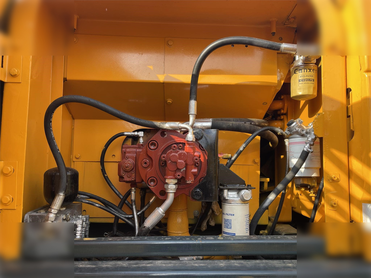 HYUNDAI ROBEX 220 LC-9S - Lánctalpas kotró: 5 kép. HYUNDAI ROBEX 220 LC-9S - Lánctalpas kotró: 5 kép.