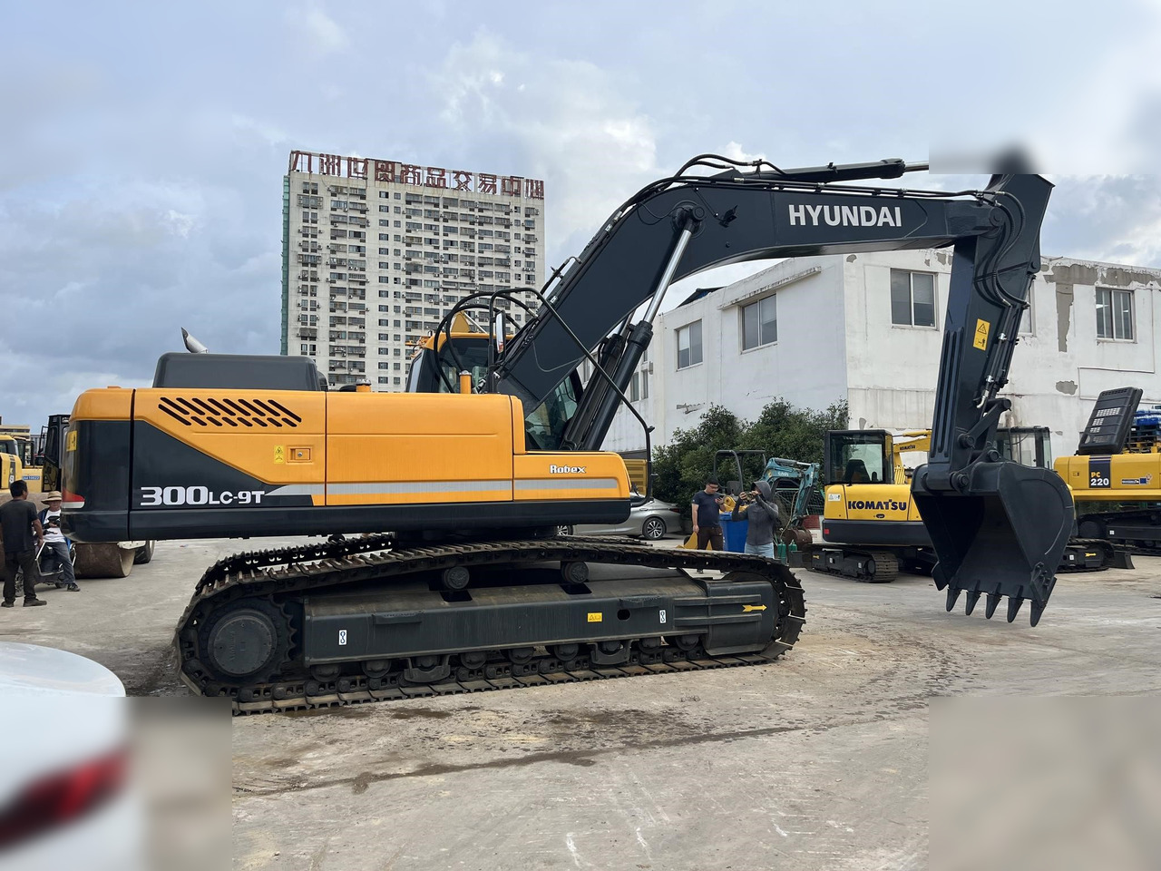 HYUNDAI ROBEX 300 LC-9 - Lánctalpas kotró: 2 kép. HYUNDAI ROBEX 300 LC-9 - Lánctalpas kotró: 2 kép.