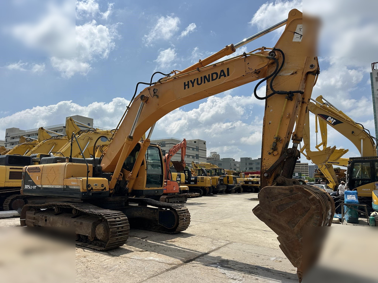 HYUNDAI ROBEX 305 LC-9T - Lánctalpas kotró: 4 kép. HYUNDAI ROBEX 305 LC-9T - Lánctalpas kotró: 4 kép.