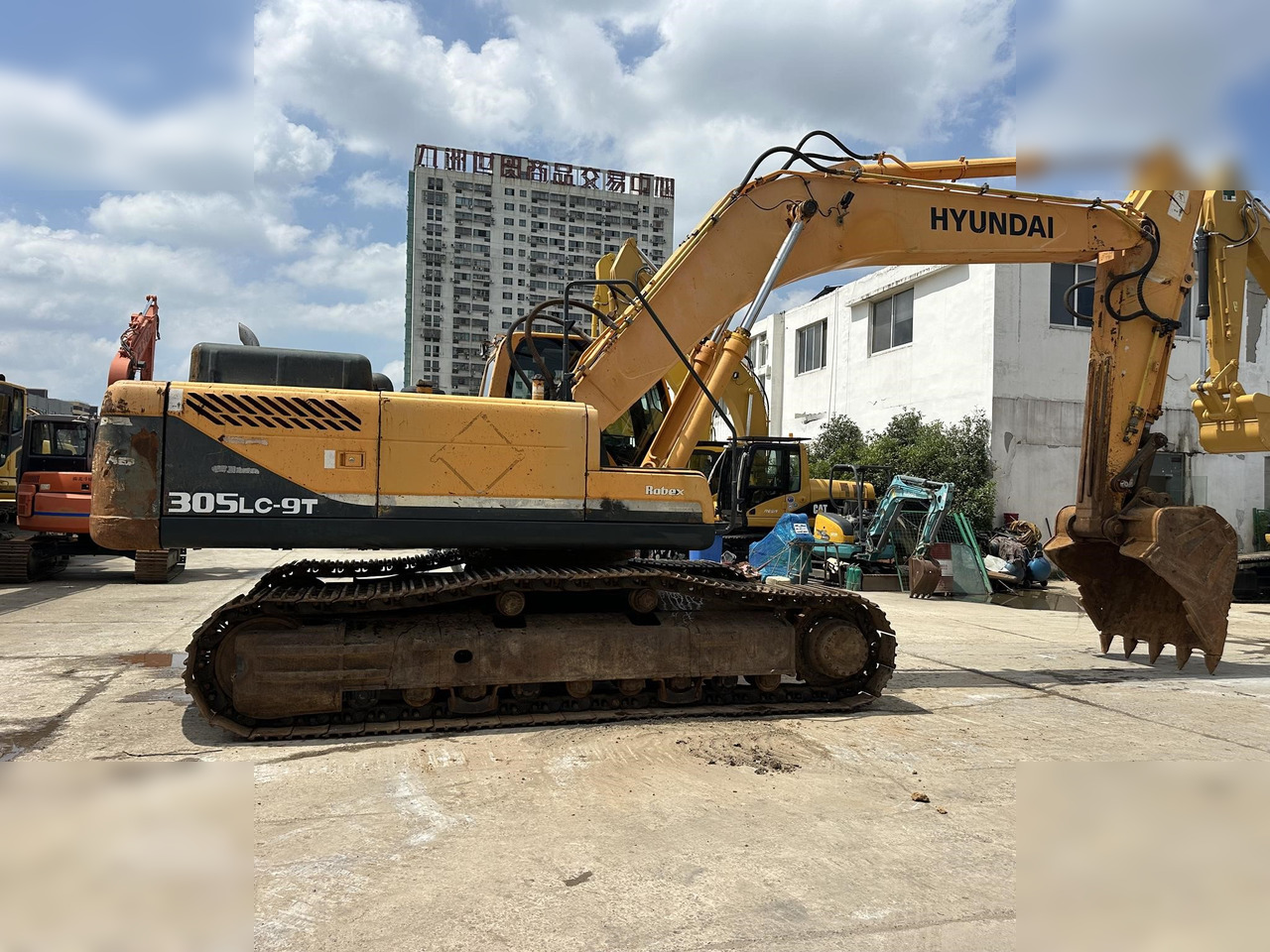 HYUNDAI ROBEX 305 LC-9T - Lánctalpas kotró: 1 kép. HYUNDAI ROBEX 305 LC-9T - Lánctalpas kotró: 1 kép.
